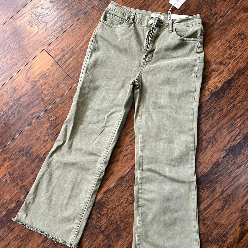 Zenana brand. Cropped jeans, size medium. 
$40 new with tags.